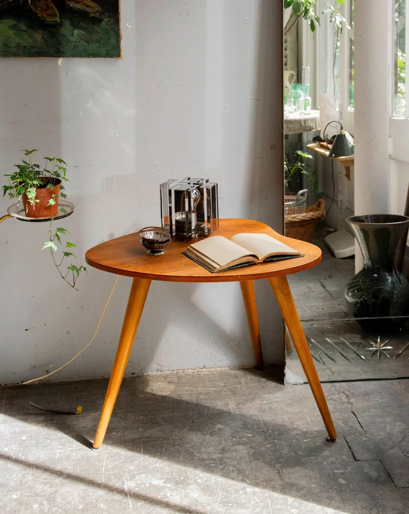 Donna, la table basse courbe aux pieds compas N°1550