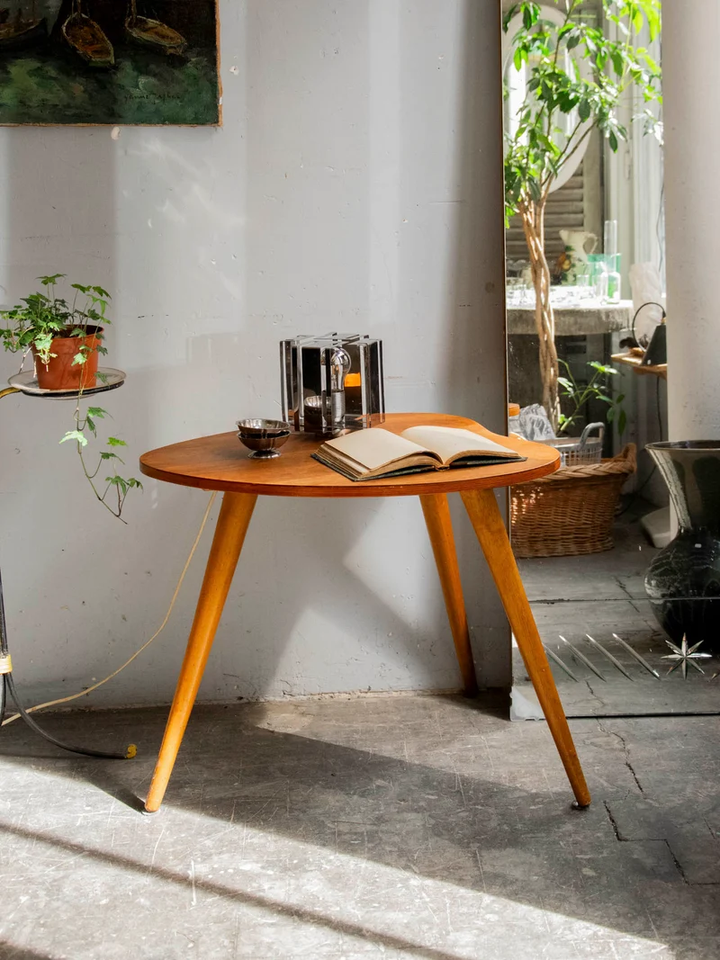 Donna, la table basse courbe aux pieds compas N°1550