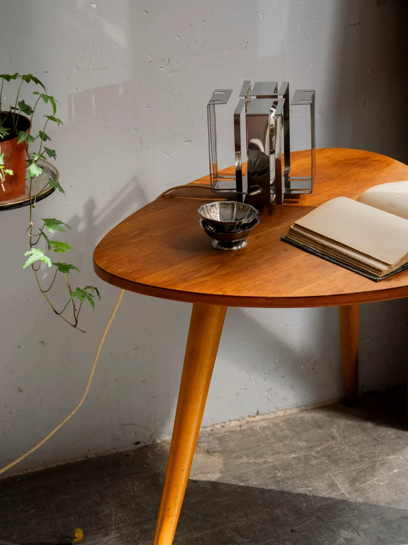 Donna, la table basse courbe aux pieds compas N°1550