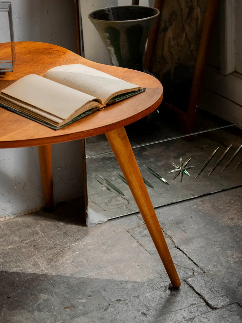 Donna, la table basse courbe aux pieds compas N°1550