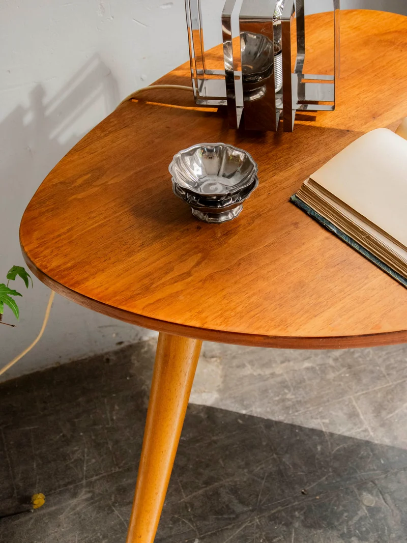 Donna, la table basse courbe aux pieds compas N°1550