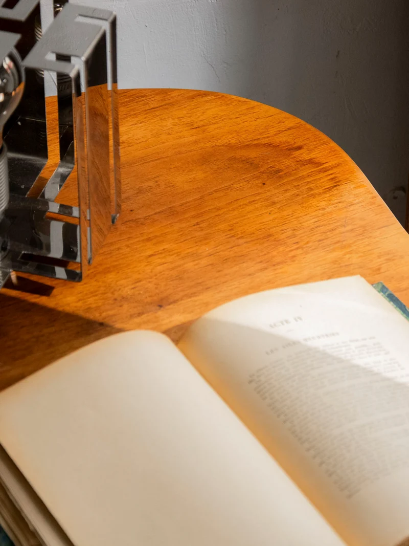 Donna, la table basse courbe aux pieds compas N°1550