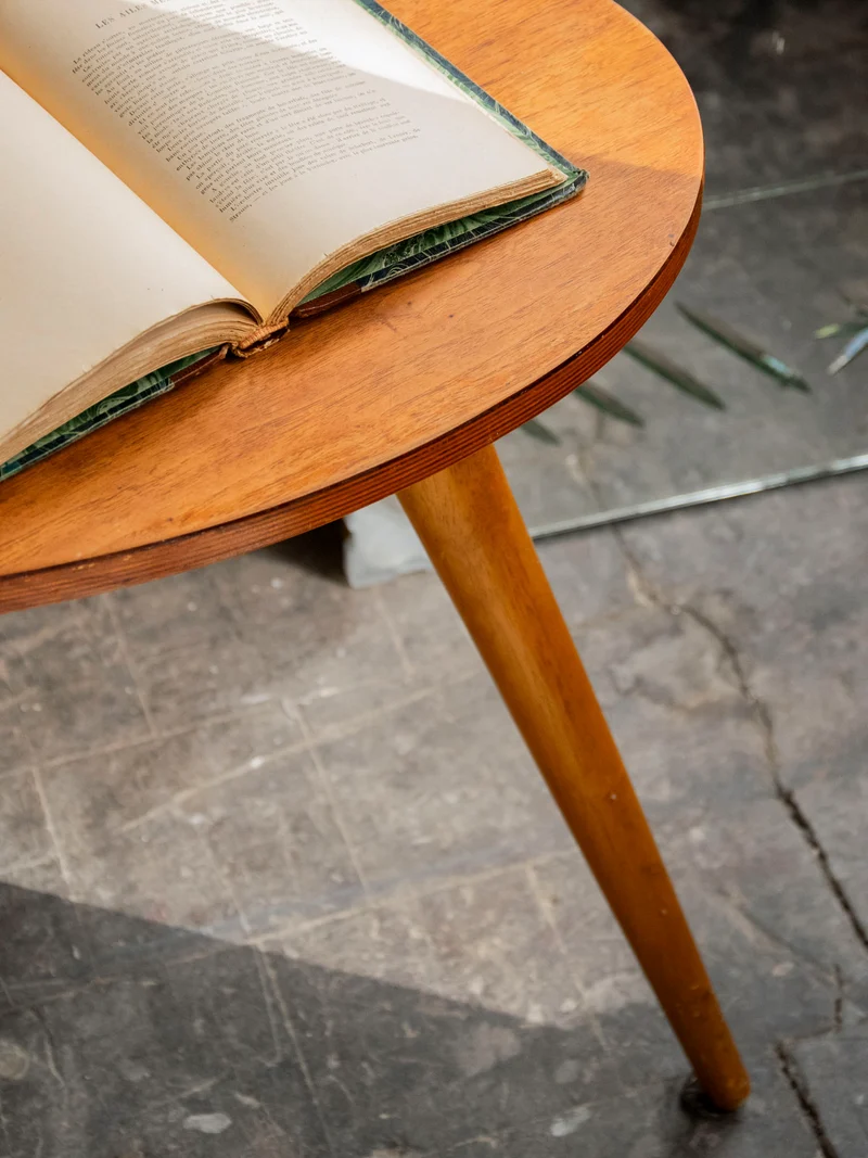 Donna, la table basse courbe aux pieds compas N°1550