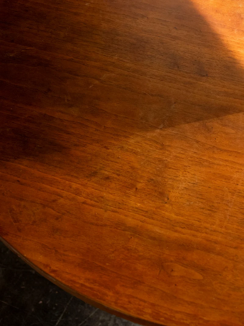 Donna, la table basse courbe aux pieds compas N°1550