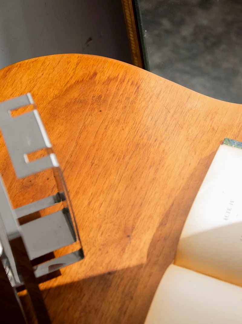 Donna, la table basse courbe aux pieds compas N°1550