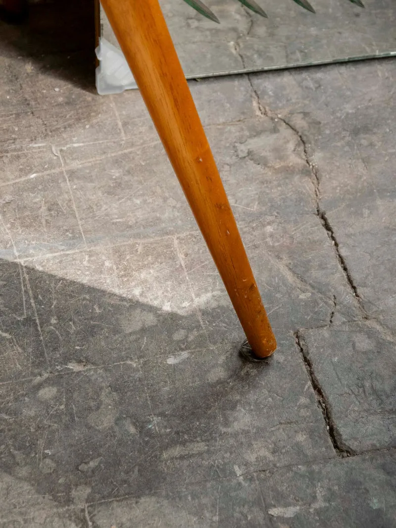 Donna, la table basse courbe aux pieds compas N°1550