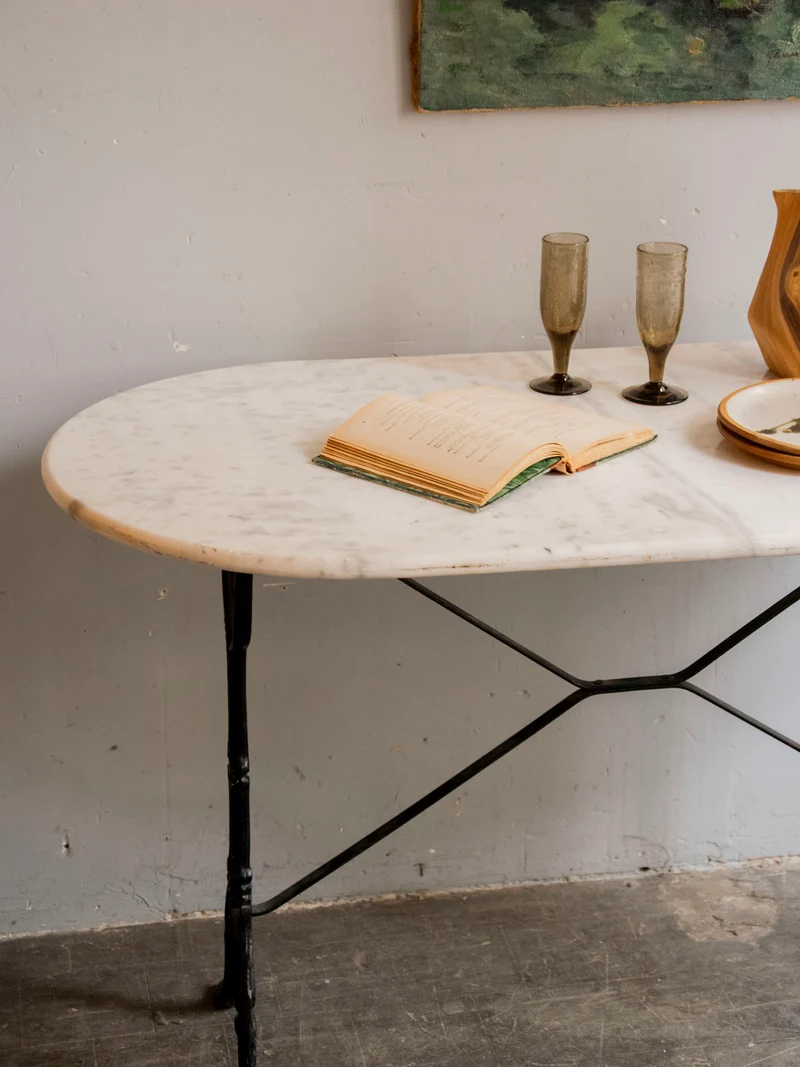 Romy, la table à manger en marbre et métal N°1515
