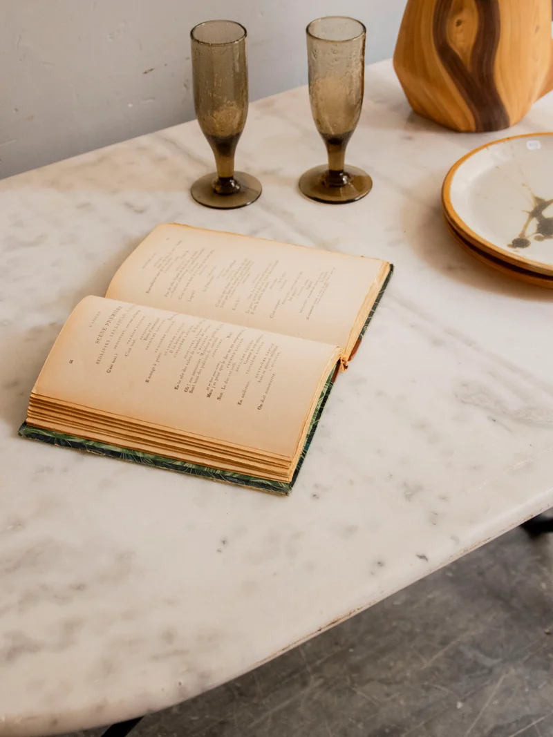 Romy, la table à manger en marbre et métal N°1515