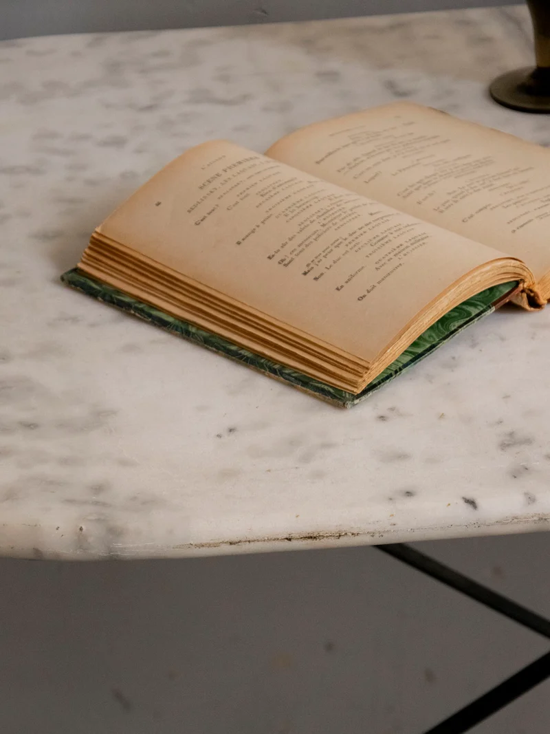 Romy, la table à manger en marbre et métal N°1515