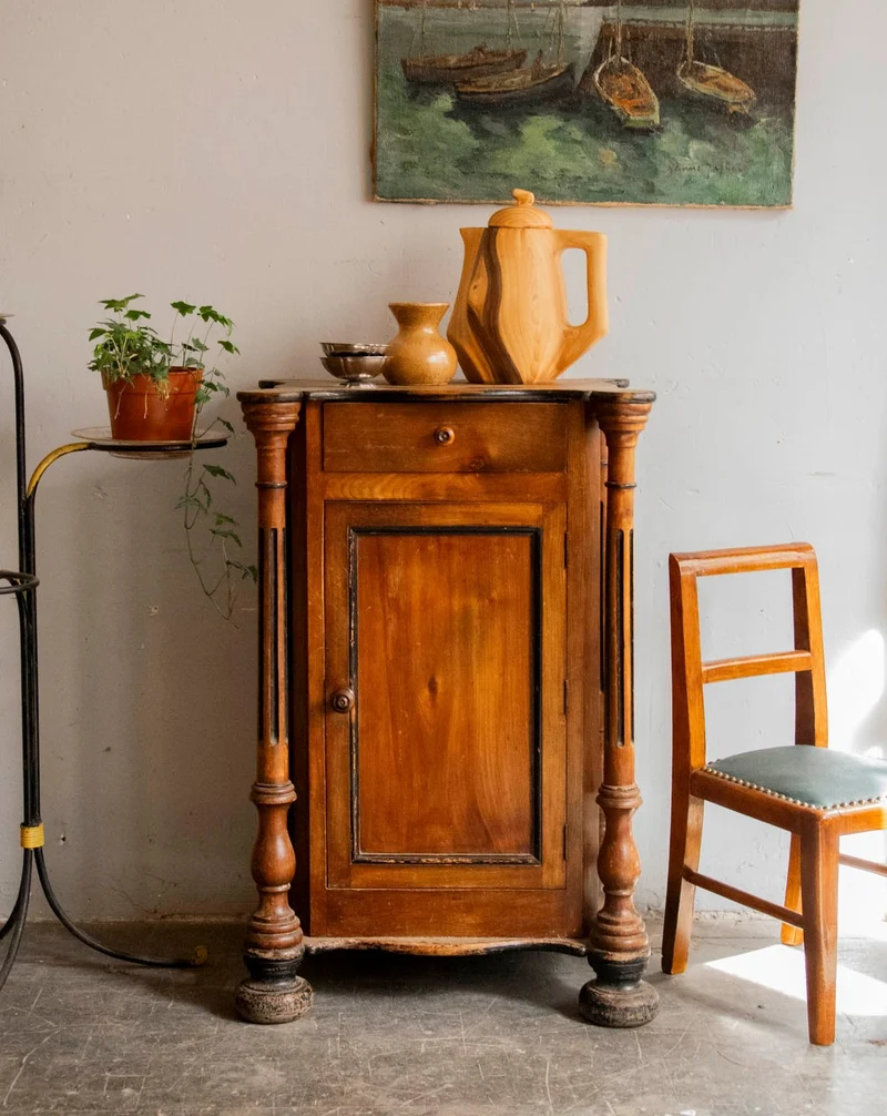 Magda, l'armoire en bois aux pieds sculptés N°727