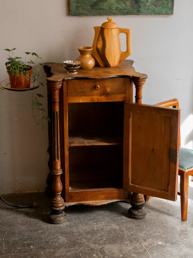Magda, l'armoire en bois aux pieds sculptés N°727