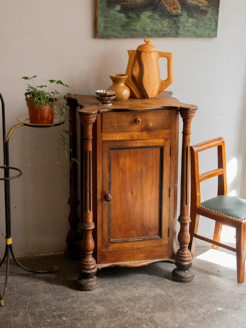 Magda, l'armoire en bois aux pieds sculptés N°727