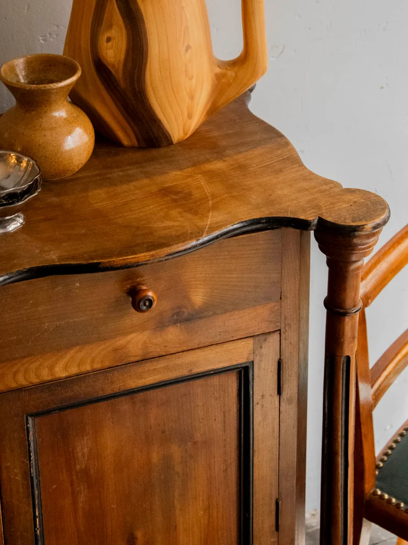 Magda, l'armoire en bois aux pieds sculptés N°727