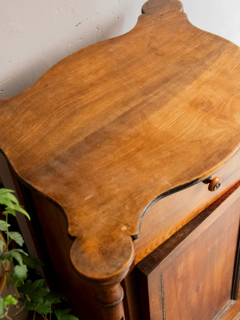 Magda, l'armoire en bois aux pieds sculptés N°727