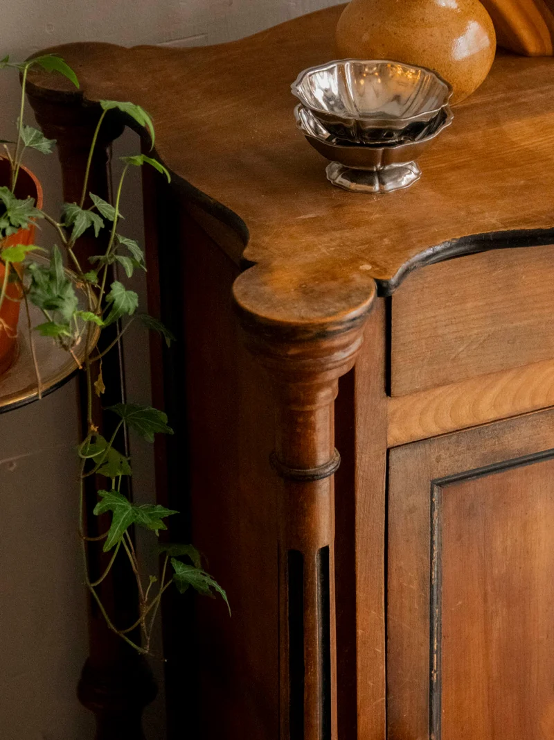 Magda, l'armoire en bois aux pieds sculptés N°727
