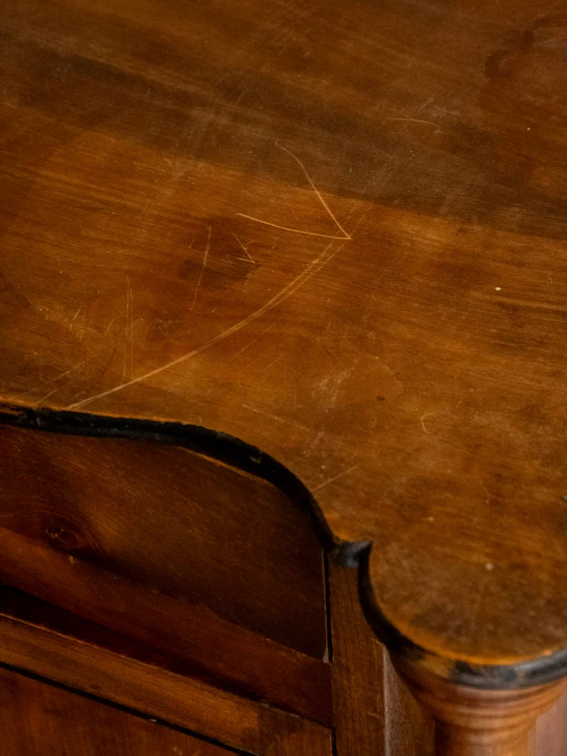 Magda, l'armoire en bois aux pieds sculptés N°727