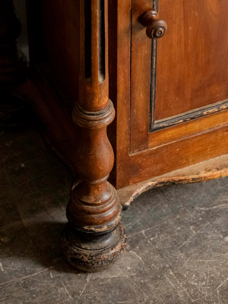 Magda, l'armoire en bois aux pieds sculptés N°727