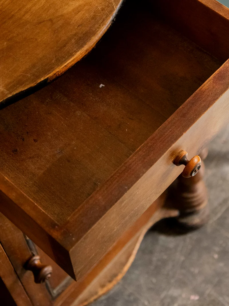 Magda, l'armoire en bois aux pieds sculptés N°727