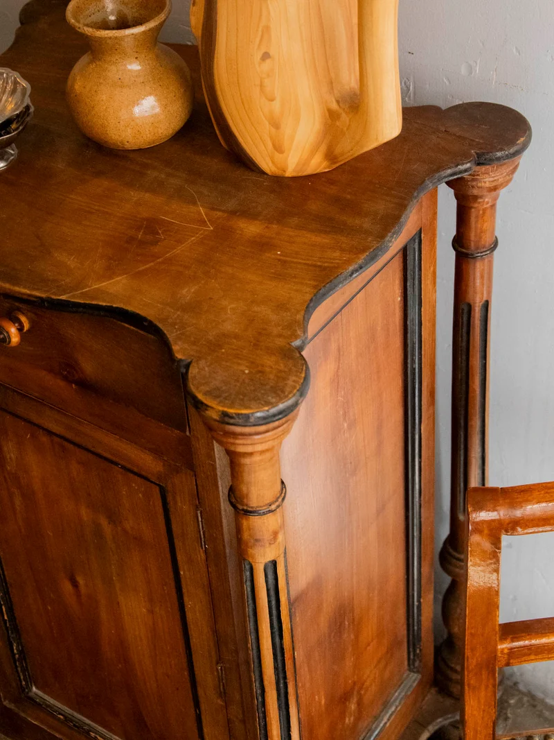 Magda, l'armoire en bois aux pieds sculptés N°727