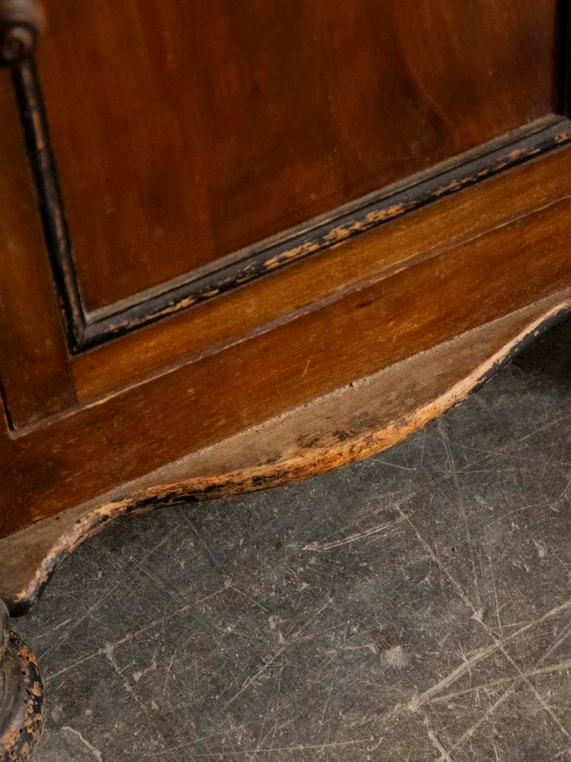 Magda, l'armoire en bois aux pieds sculptés N°727