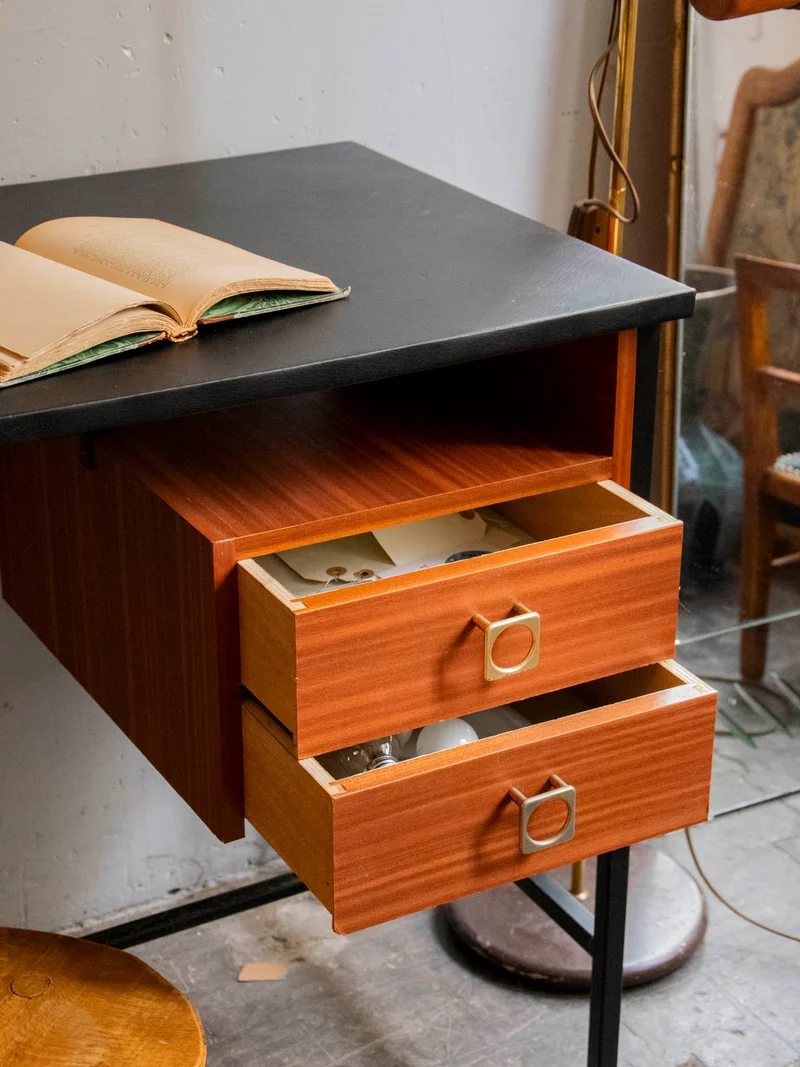 Yvan, le bureau scandinave au plateau en simili cuir N°557