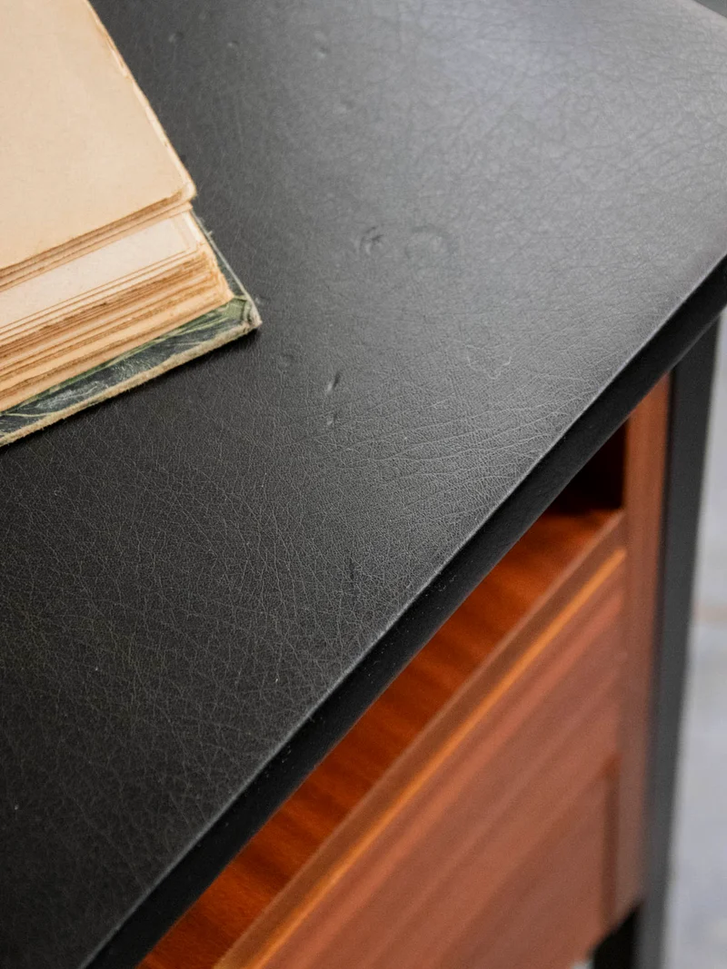Yvan, le bureau scandinave au plateau en simili cuir N°557