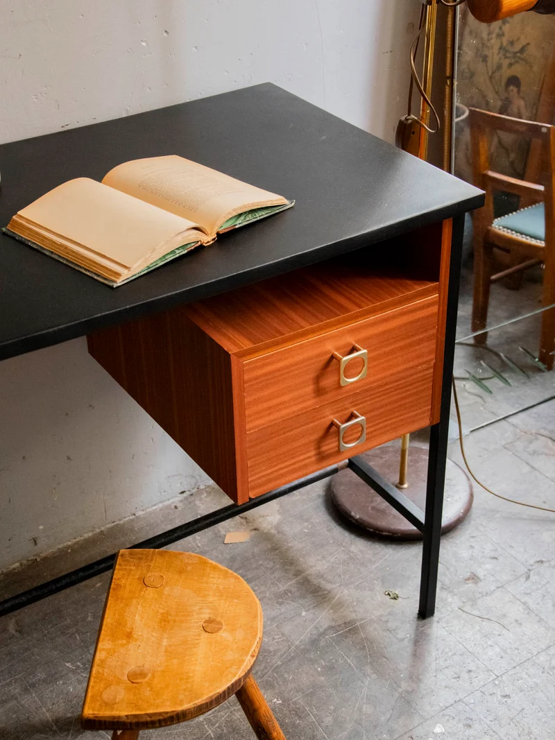 Yvan, le bureau scandinave au plateau en simili cuir N°557