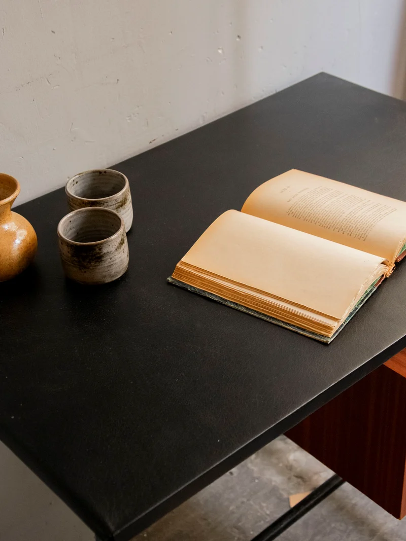 Yvan, le bureau scandinave au plateau en simili cuir N°557