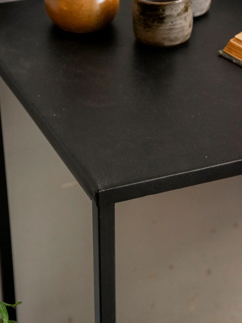 Yvan, le bureau scandinave au plateau en simili cuir N°557