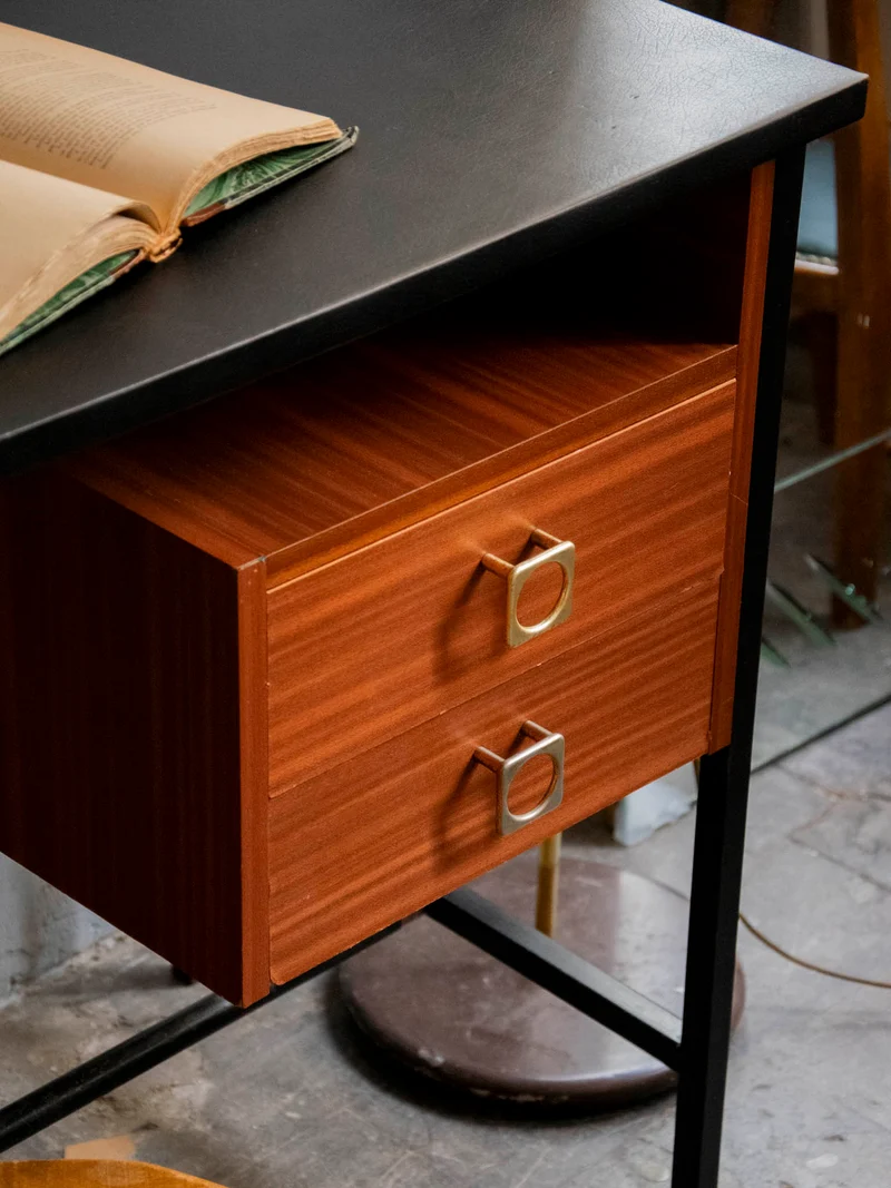 Yvan, le bureau scandinave au plateau en simili cuir N°557
