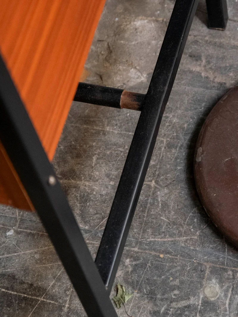 Yvan, le bureau scandinave au plateau en simili cuir N°557