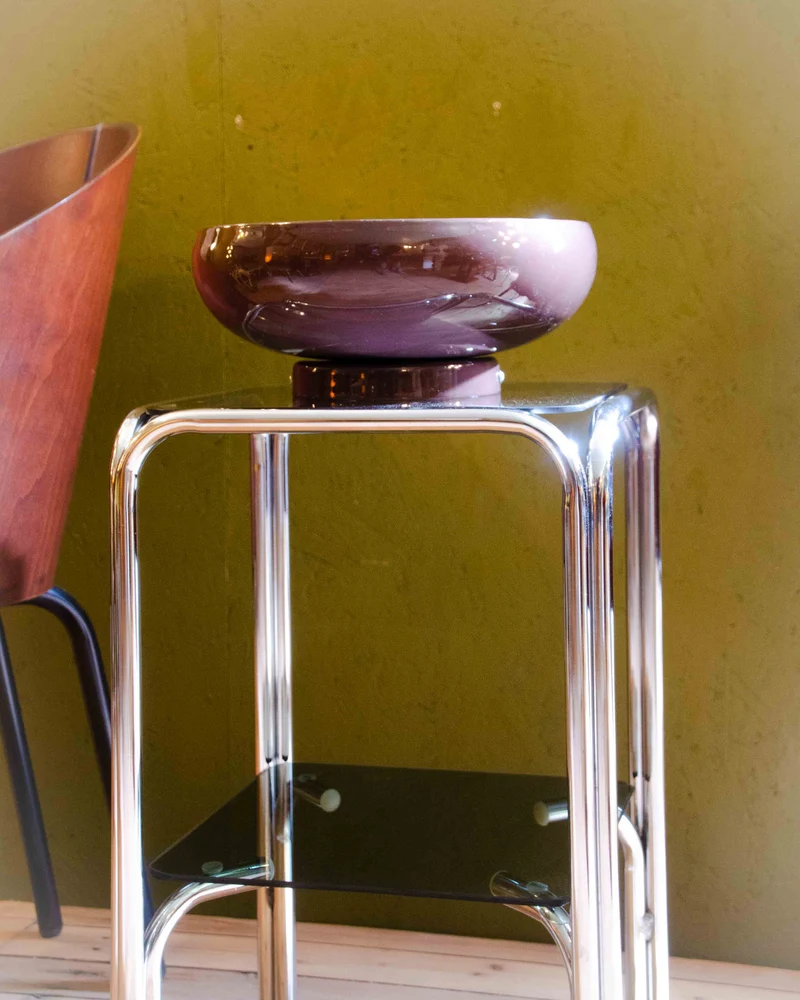 Sacha, le guéridon en verre fumé et métal chromé N°31