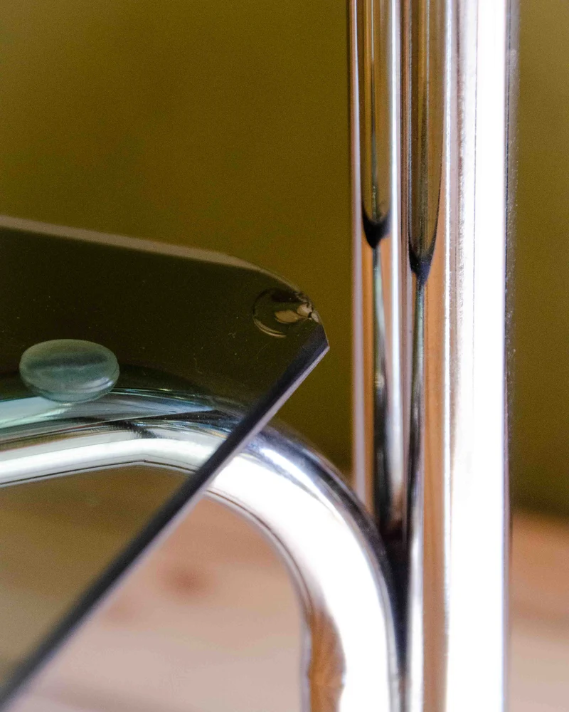 Sacha, le guéridon en verre fumé et métal chromé N°31