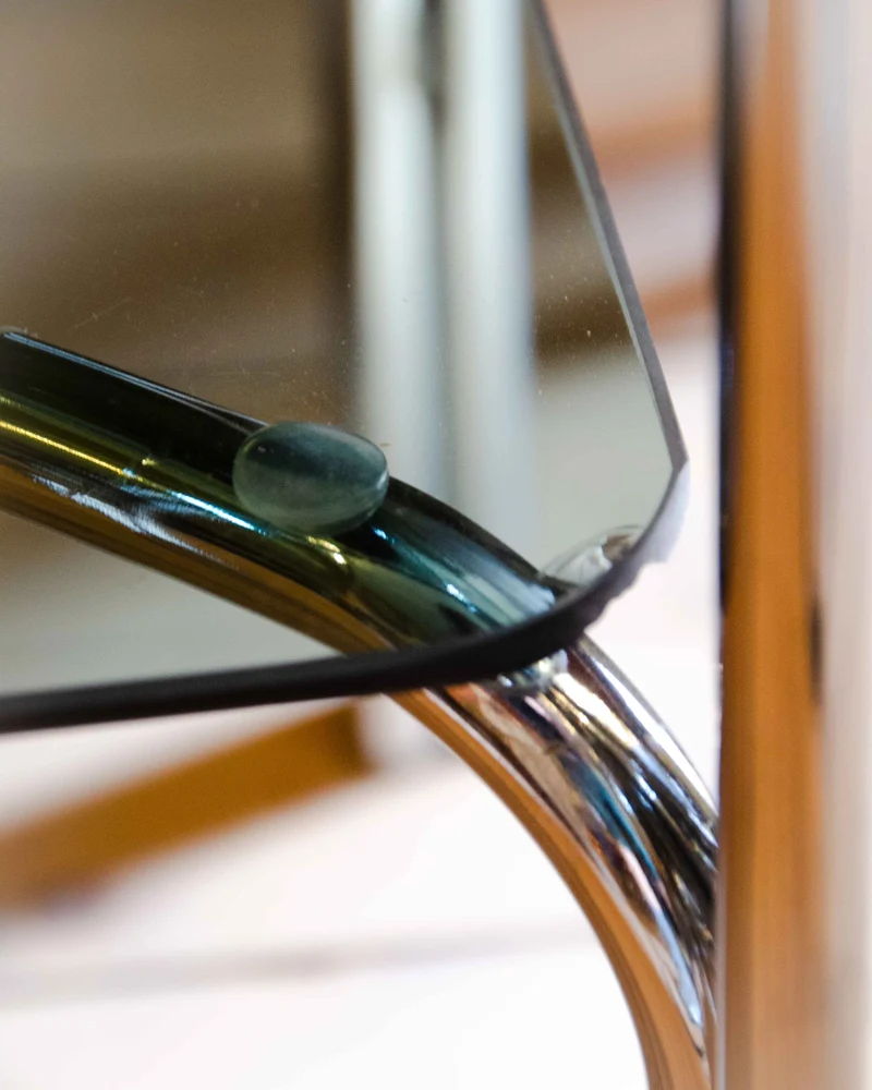 Sacha, le guéridon en verre fumé et métal chromé N°31