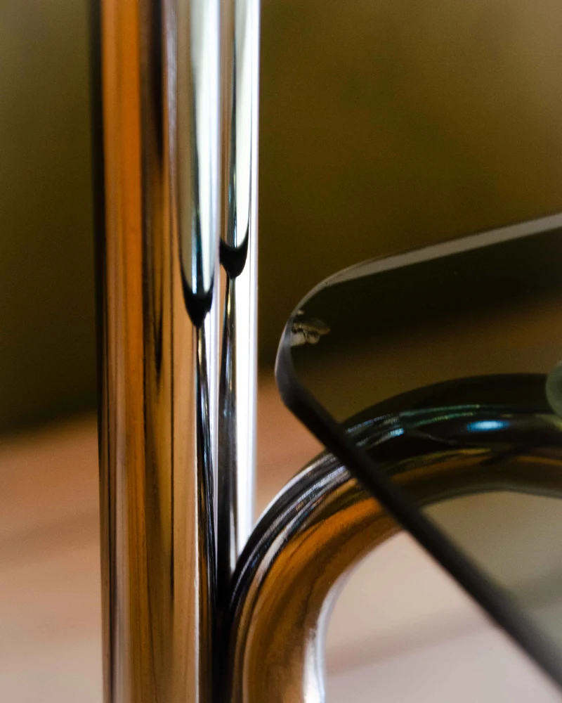 Sacha, le guéridon en verre fumé et métal chromé N°31