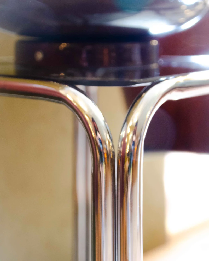 Sacha, le guéridon en verre fumé et métal chromé N°31