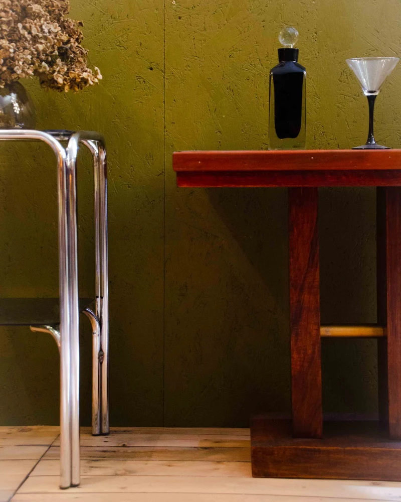 Hanna, la table d'appoint en bois et verre N°1542