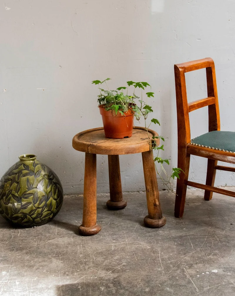 Francine, la table d'appoint aux pieds sculptés N°1539