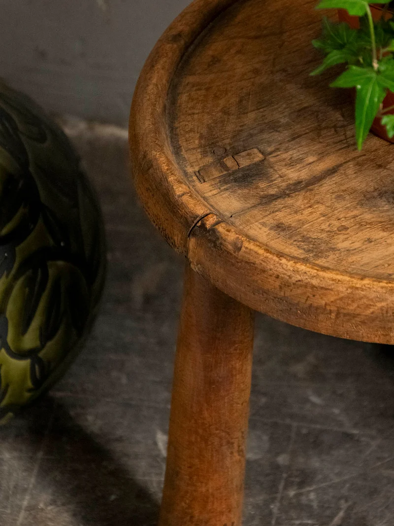 Francine, la table d'appoint aux pieds sculptés N°1539