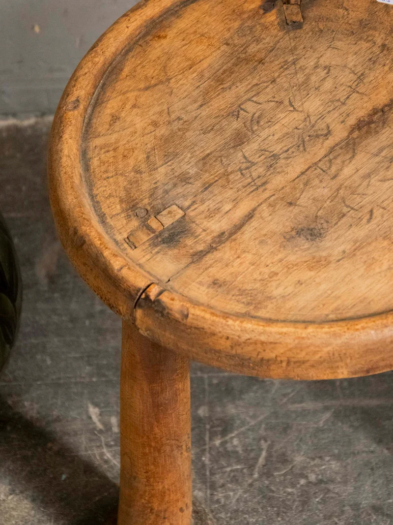 Francine, la table d'appoint aux pieds sculptés N°1539