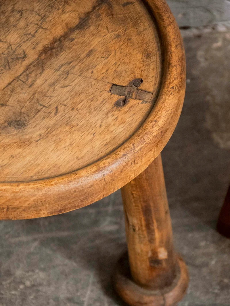 Francine, la table d'appoint aux pieds sculptés N°1539