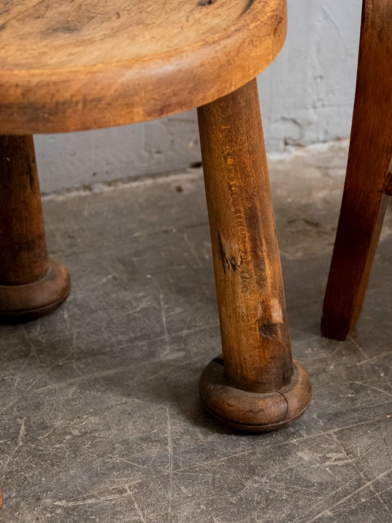 Francine, la table d'appoint aux pieds sculptés N°1539