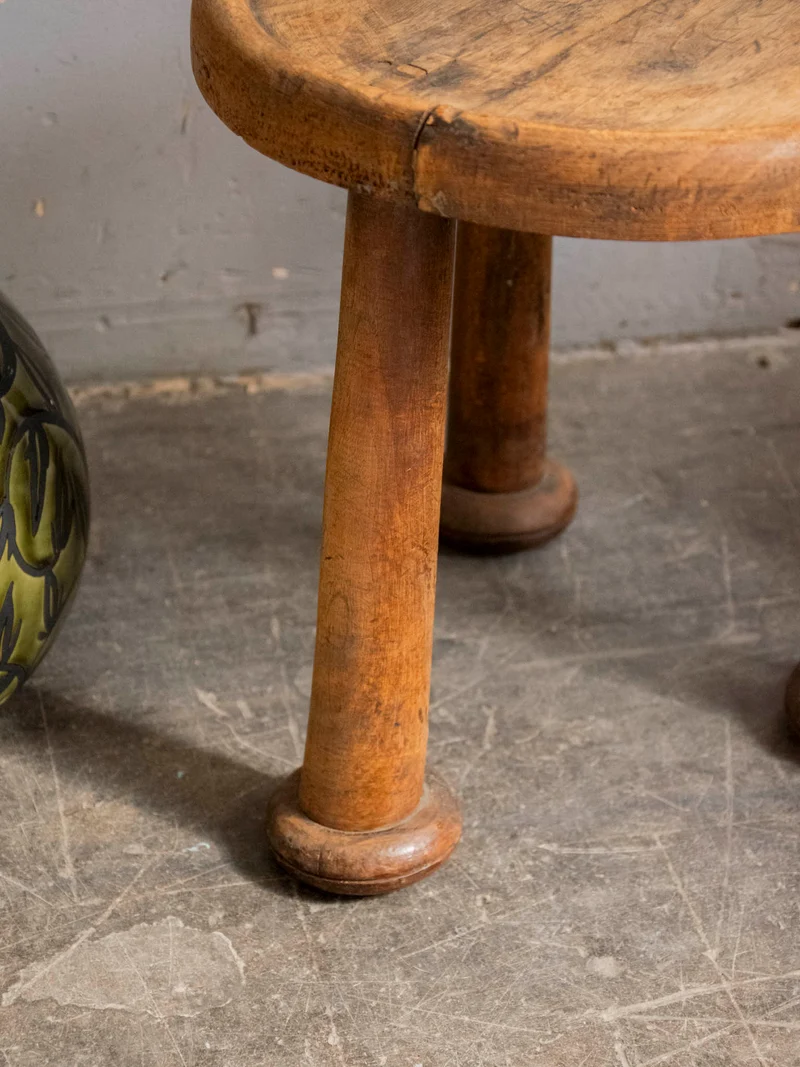 Francine, la table d'appoint aux pieds sculptés N°1539