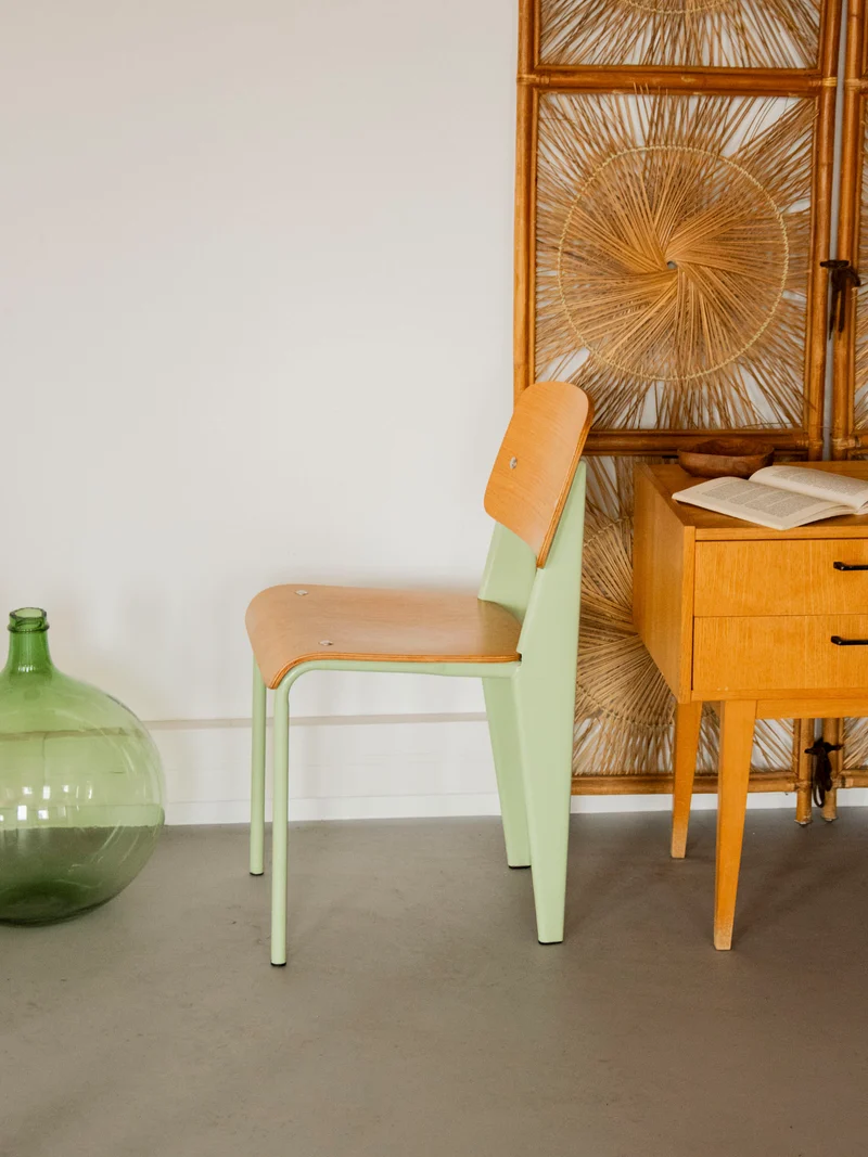 Alma, la chaise aux pieds vert menthe N°1920
