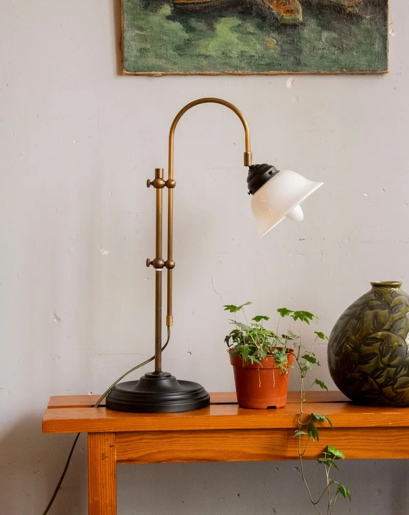 Suzanne, la lampe en fer forgé à la structure robuste N°636