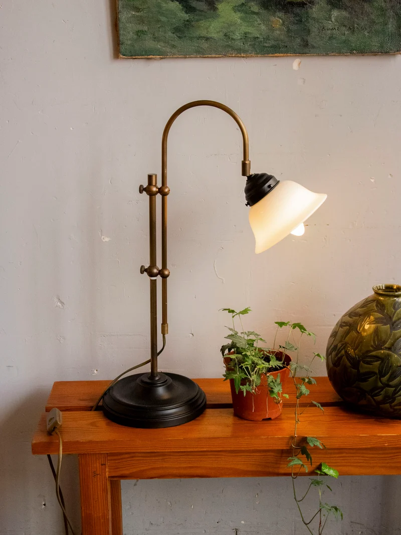 Suzanne, la lampe en fer forgé à la structure robuste N°636