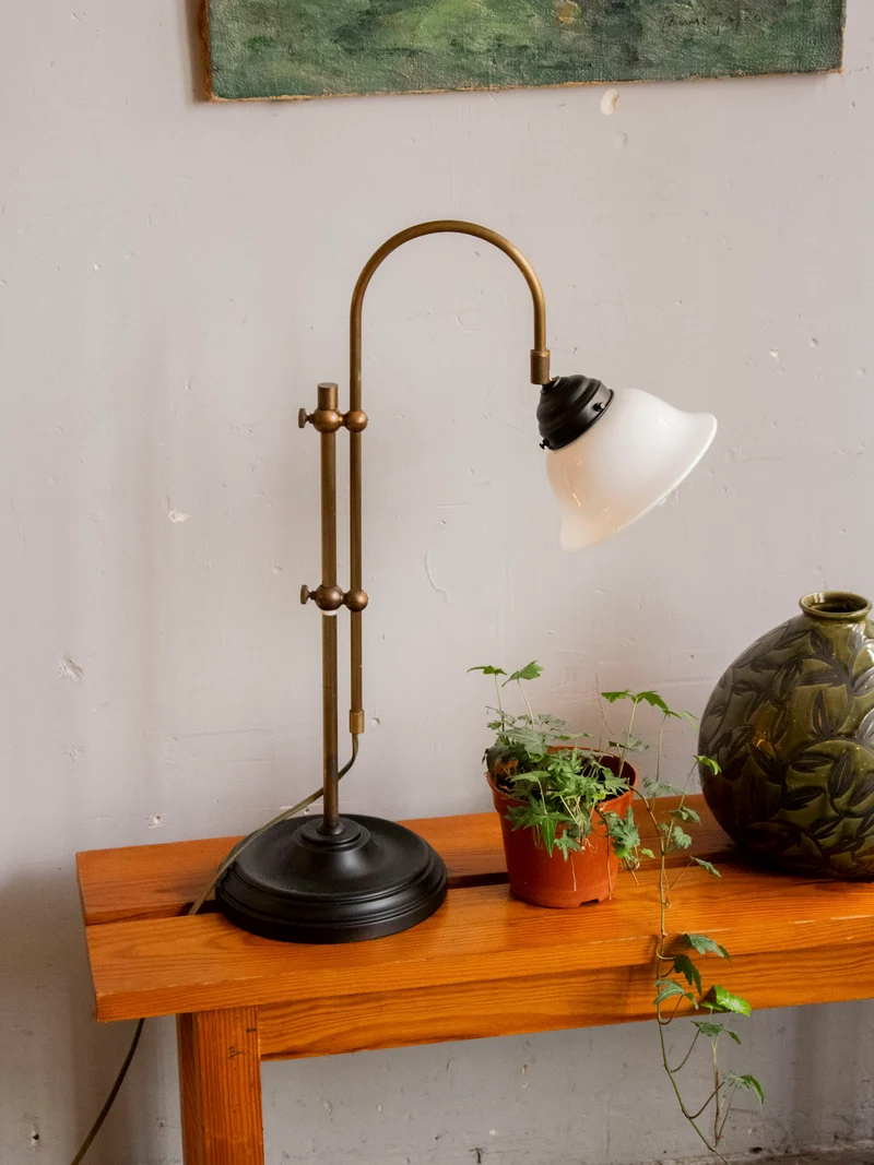 Suzanne, la lampe en fer forgé à la structure robuste N°636