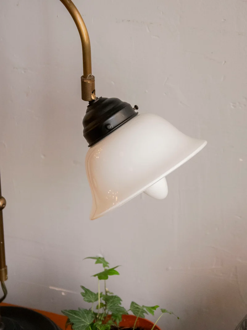 Suzanne, la lampe en fer forgé à la structure robuste N°636