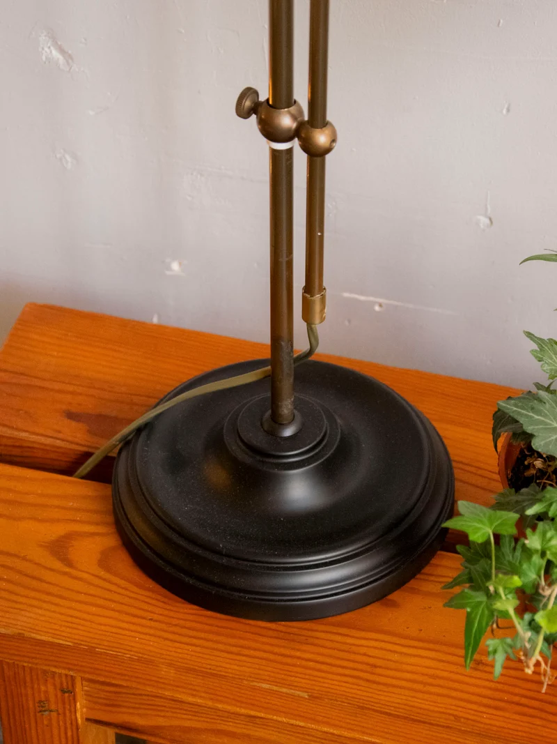 Suzanne, la lampe en fer forgé à la structure robuste N°636