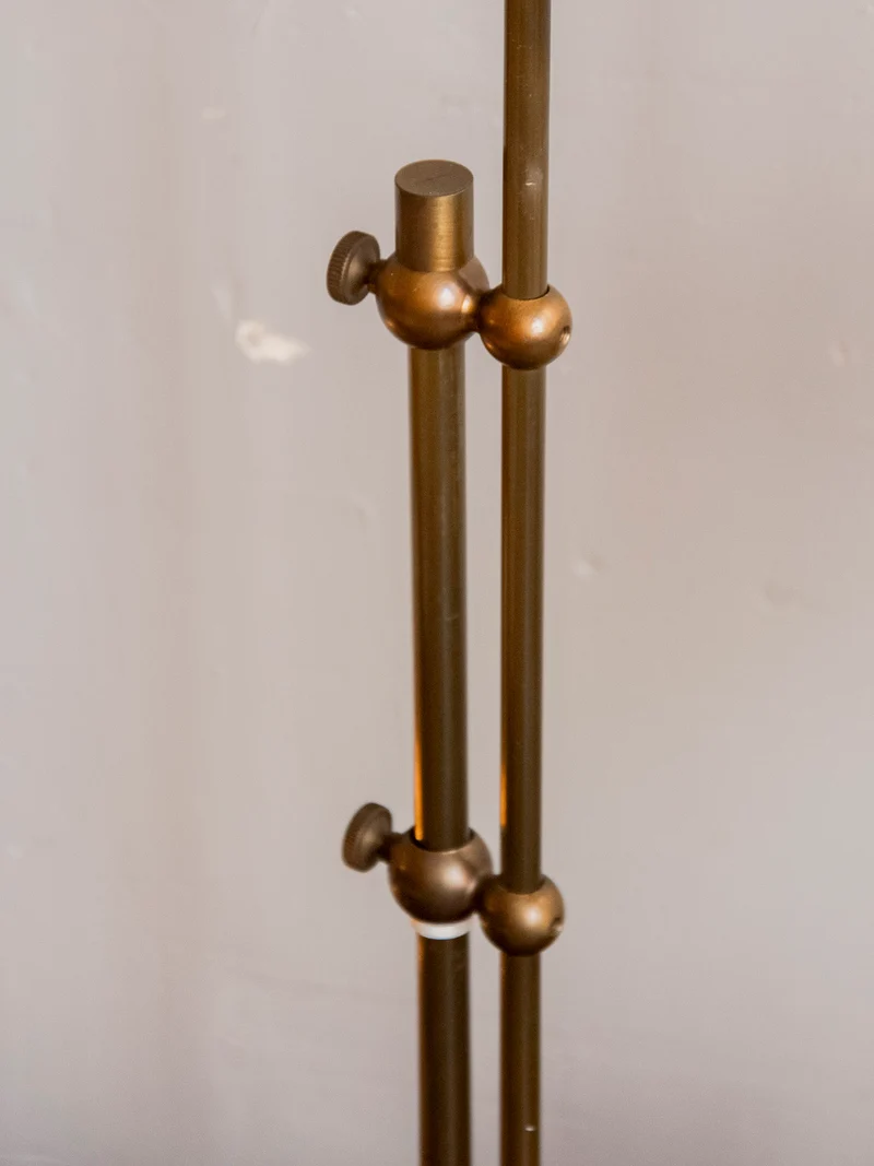 Suzanne, la lampe en fer forgé à la structure robuste N°636